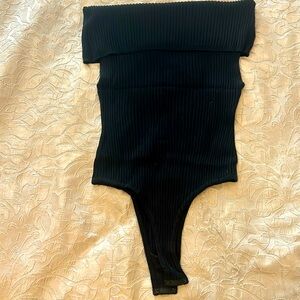 Free people ribbed knit off the shoulder bodysuit. Black size large